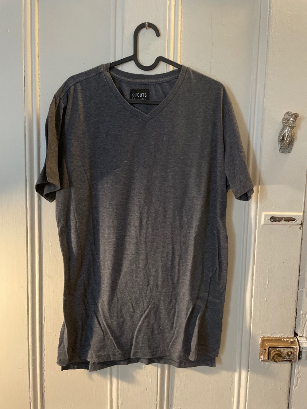 Cuts clothing v neck split hem tshirt